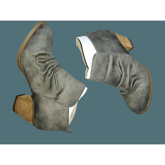 2/$35- Stitch Fix Report Footwear Clarice Heeled Bootie Grey 6 Wide Faux Suede - Picture 1 of 13